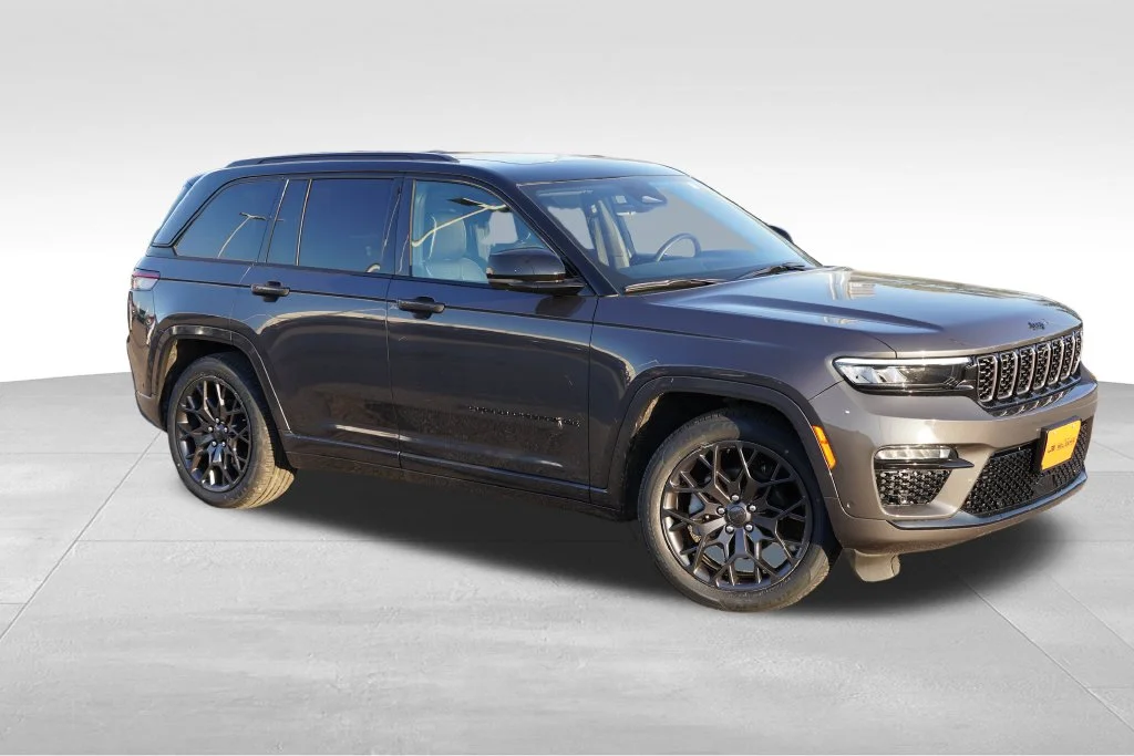 Certified Used 2025 Gray Jeep Summit image 3