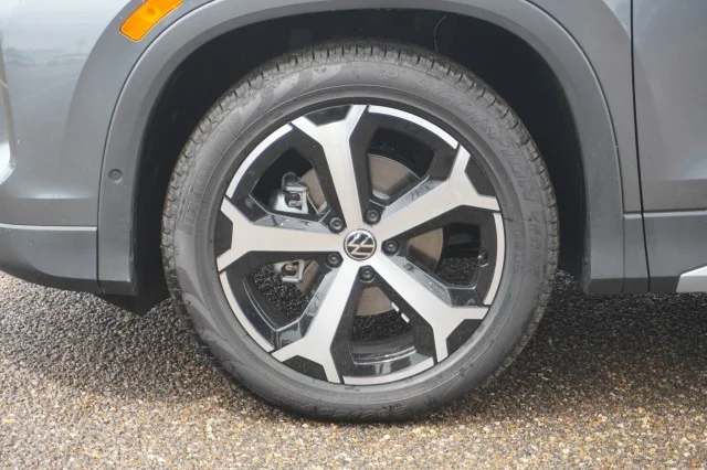 New 2026 Platinum Gray Metallic Volkswagen SE image 14