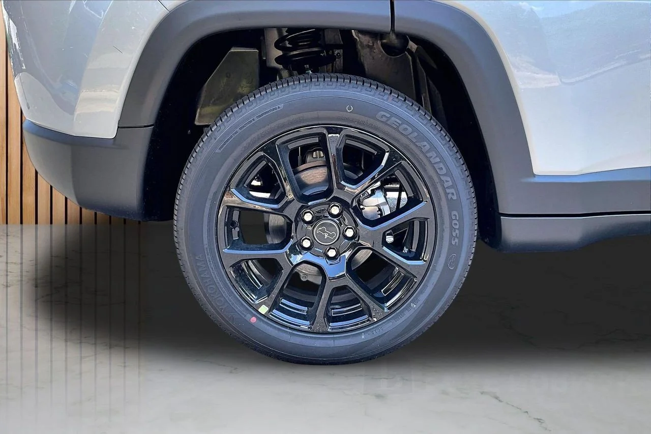 New 2026 Silver Zynith Metallic Clear-Coat Exterior Paint Jeep Latitude image 33