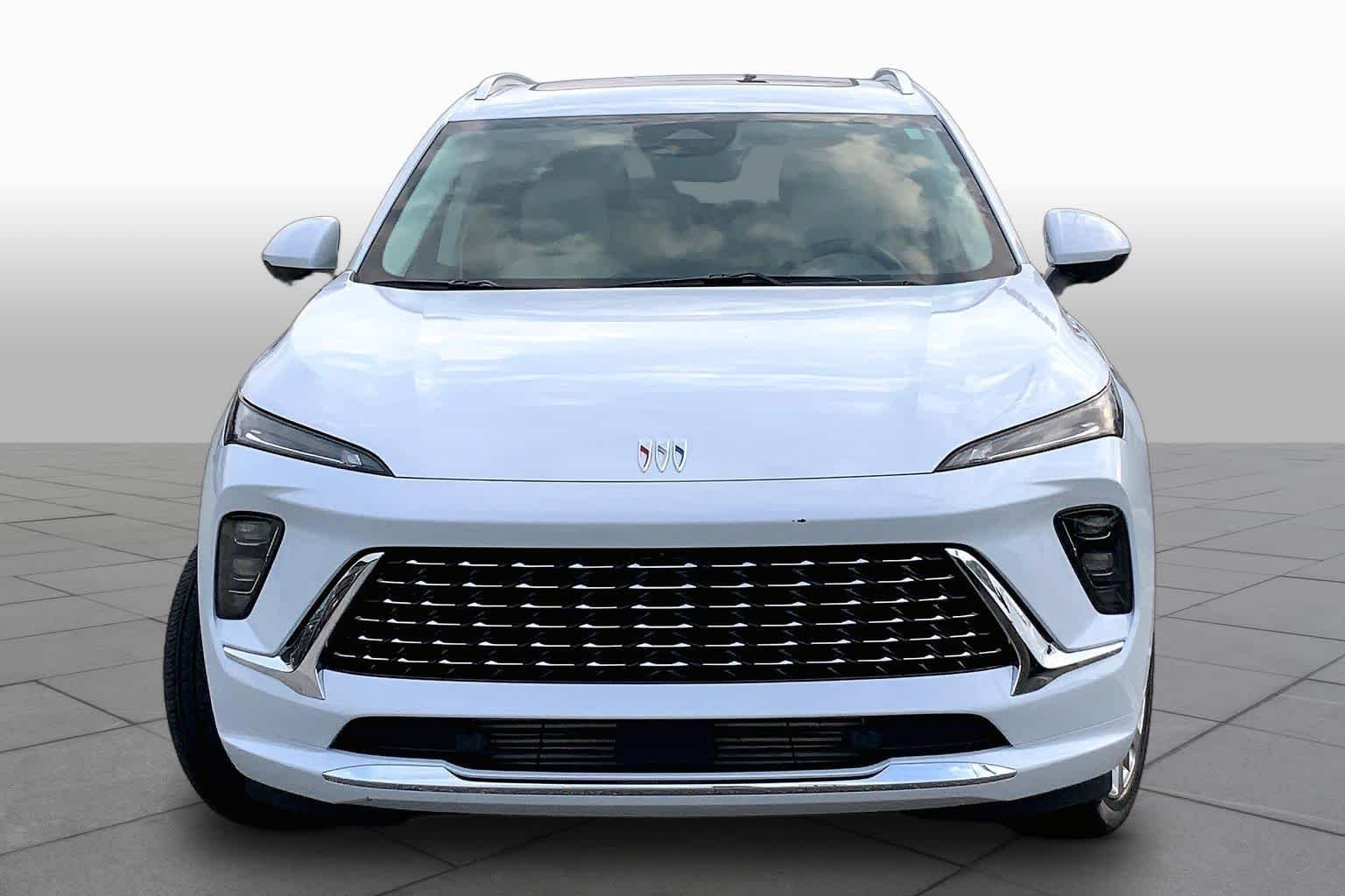 Used 2026 Iridescent White Tricoat Buick Avenir image 4