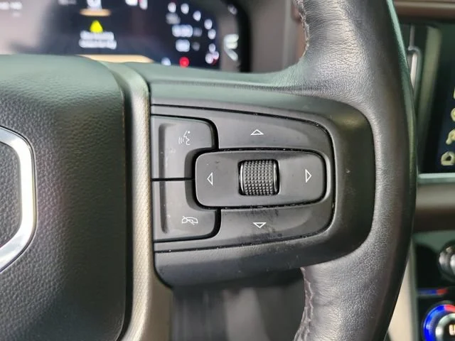 Used 2022 White Frost Tricoat GMC Denali image 17
