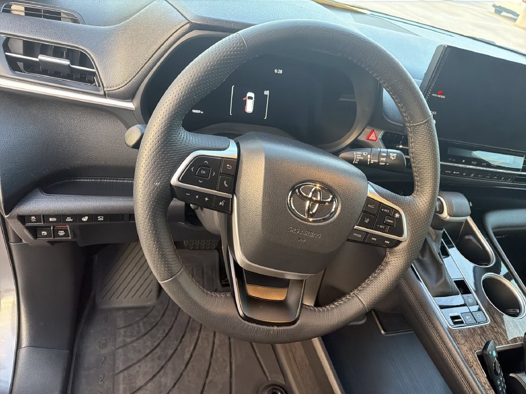 2025 Toyota Sienna Platinum - Photo 16