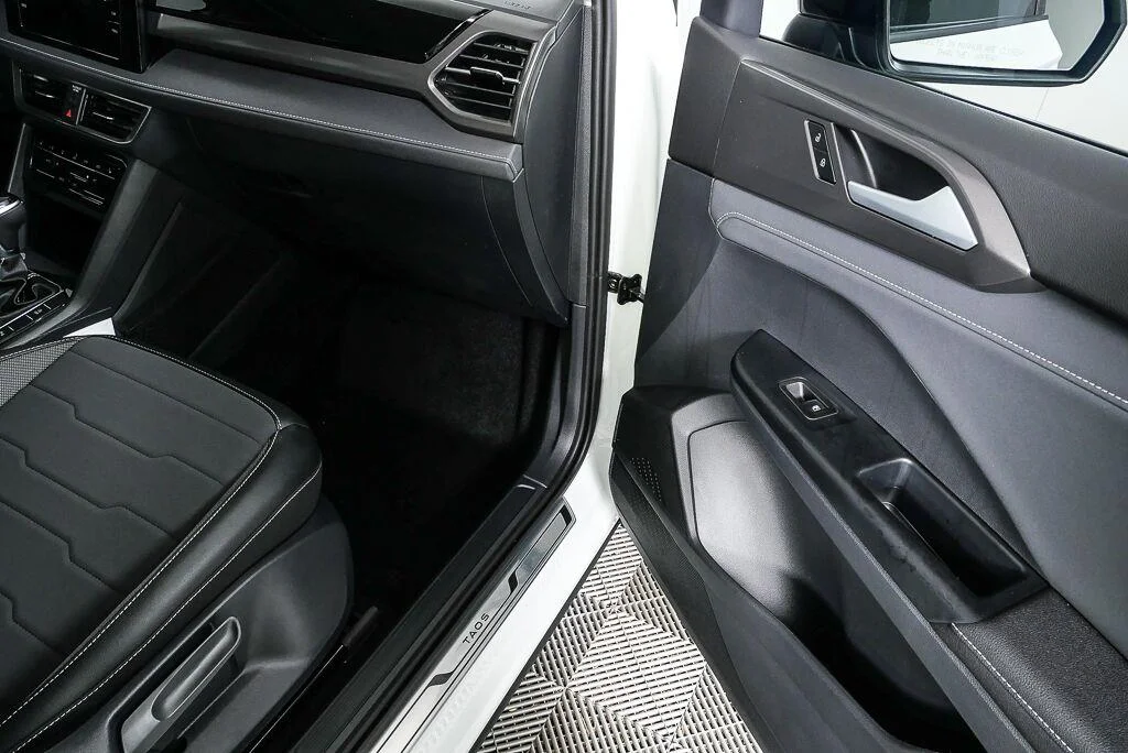 New 2026 Pure White w/Deep Black Roof Volkswagen SE Black image 33