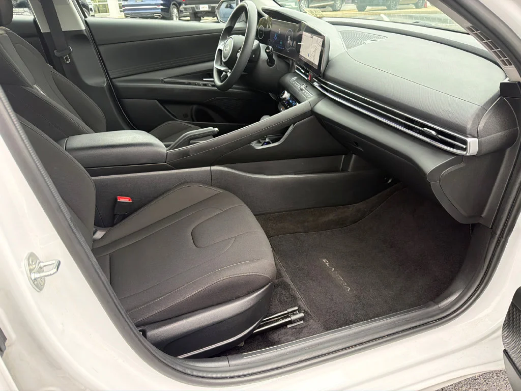 Used 2024 White Hyundai SEL image 13