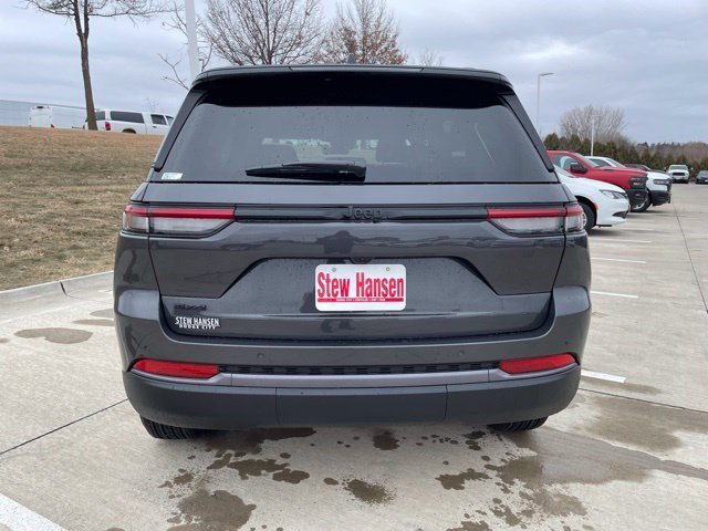 New 2026 Baltic Gray Metallic Clearcoat Jeep Laredo Altitude image 4