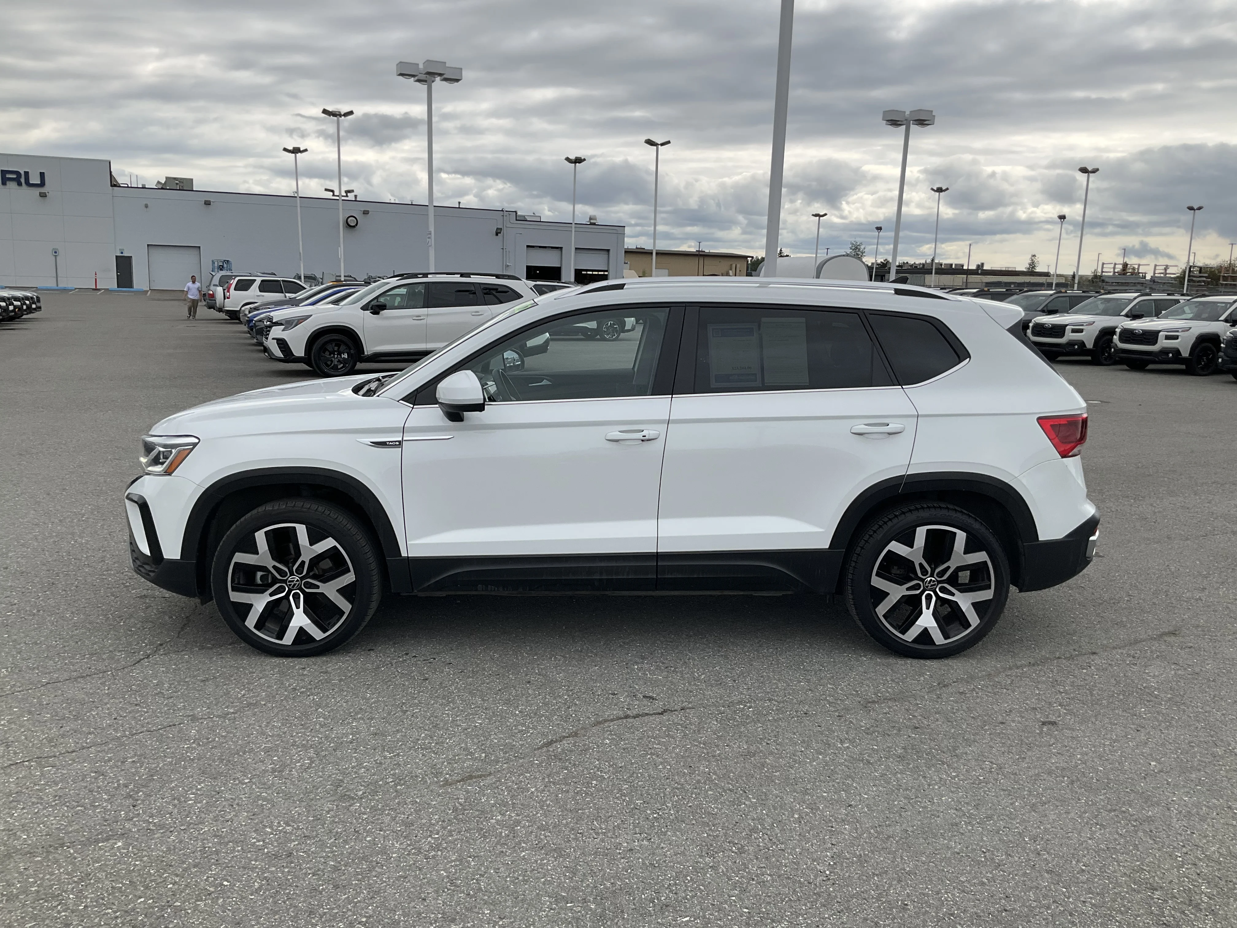 Used 2022 Pure White Volkswagen SEL image 3