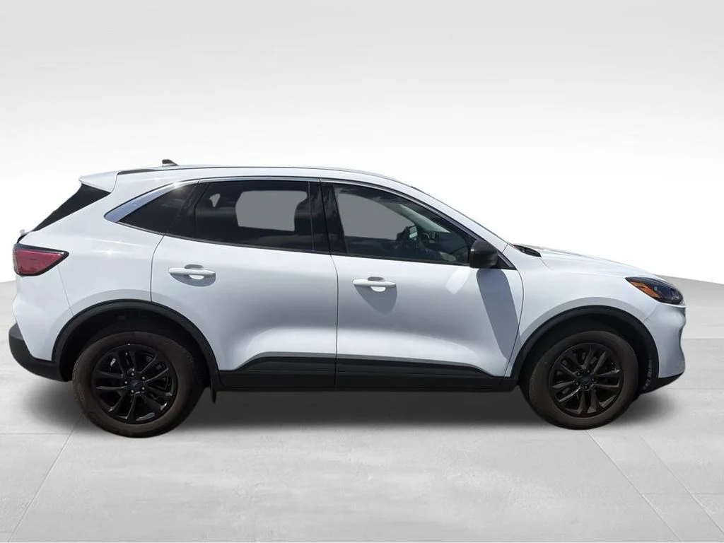 Used 2022 White Ford SE image 19