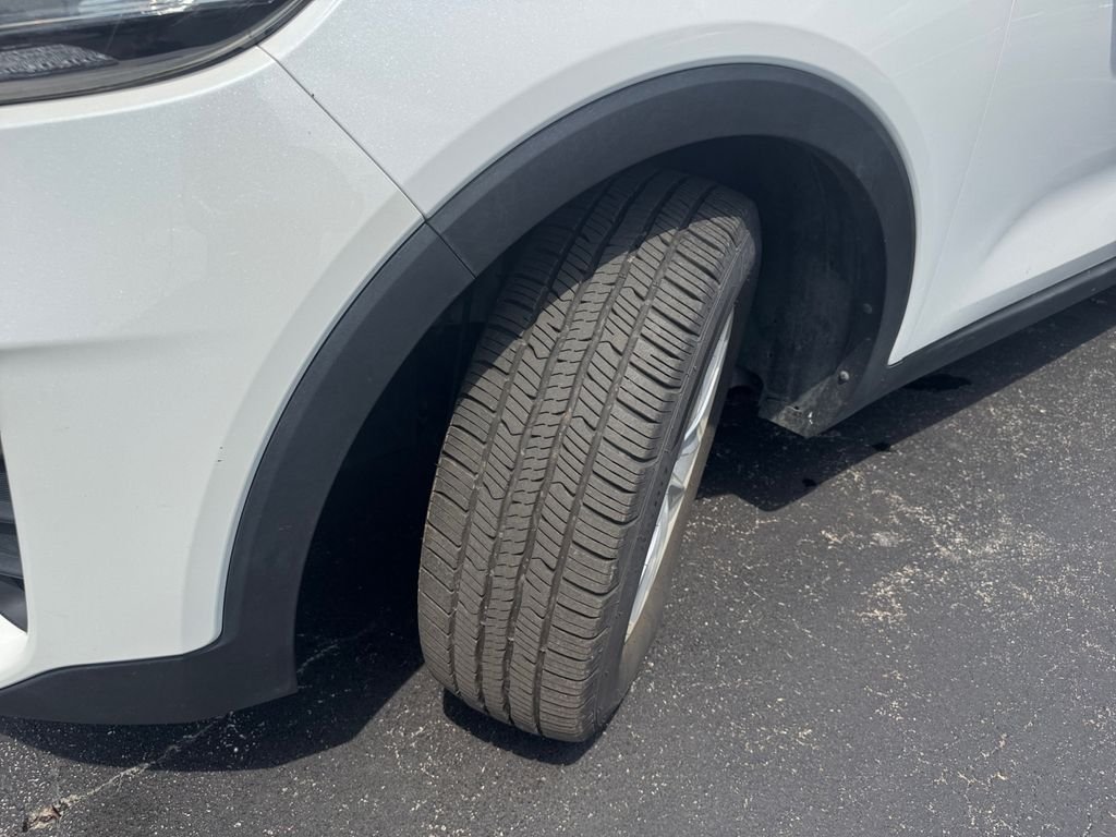Used 2019 Snow White Pearl Kia LX image 25