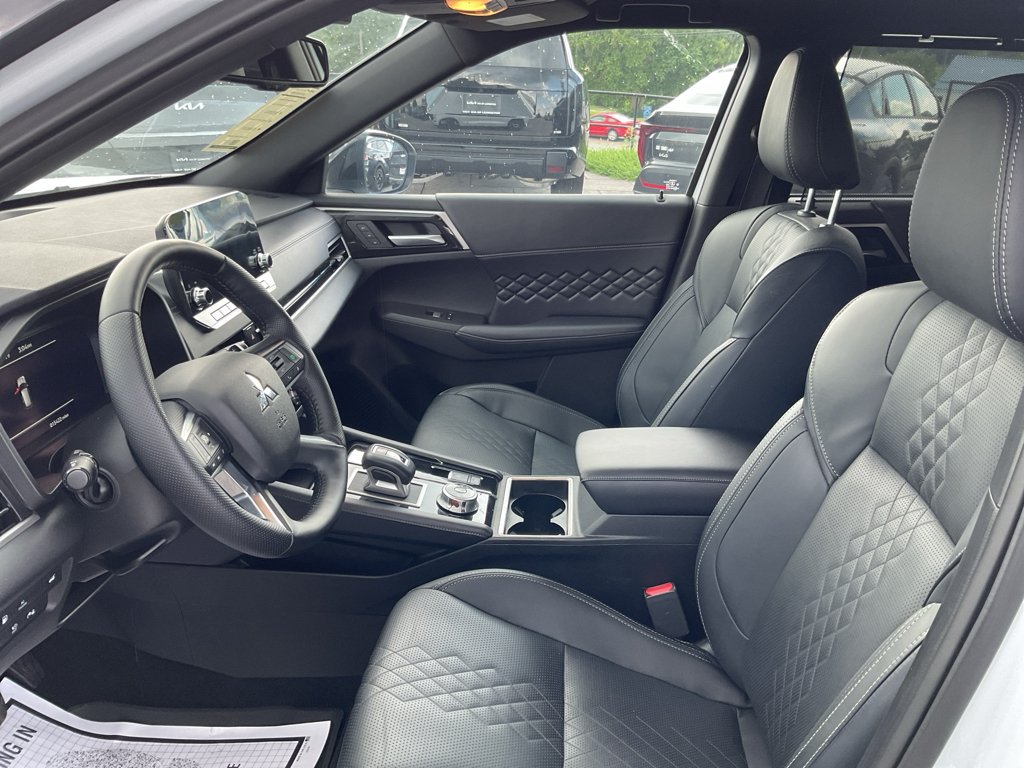 Used 2025 White Diamond Mitsubishi SEL Black Edition image 22