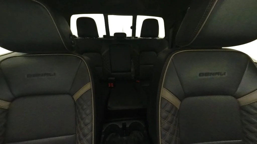Used 2024 White GMC Denali image 33