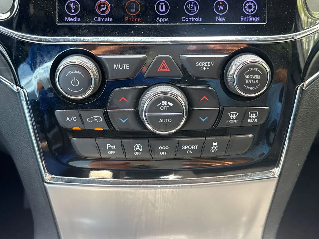 Used 2020 Diamond Black Jeep Limited image 24