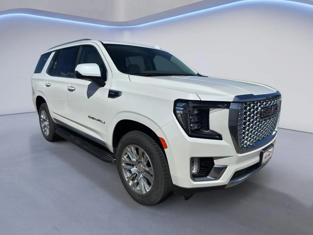 Used 2021 White Frost Tricoat GMC Denali image 4