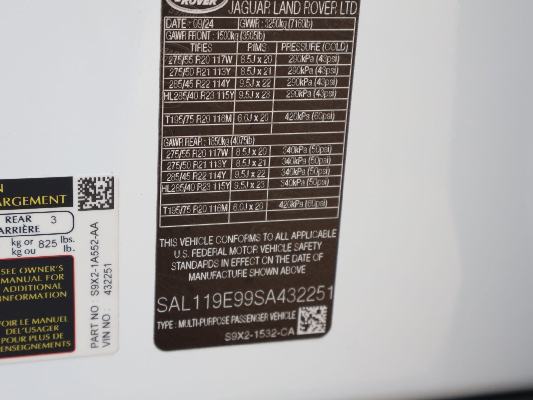 Certified Used 2025 Fuji White Land Rover Autobiography image 32