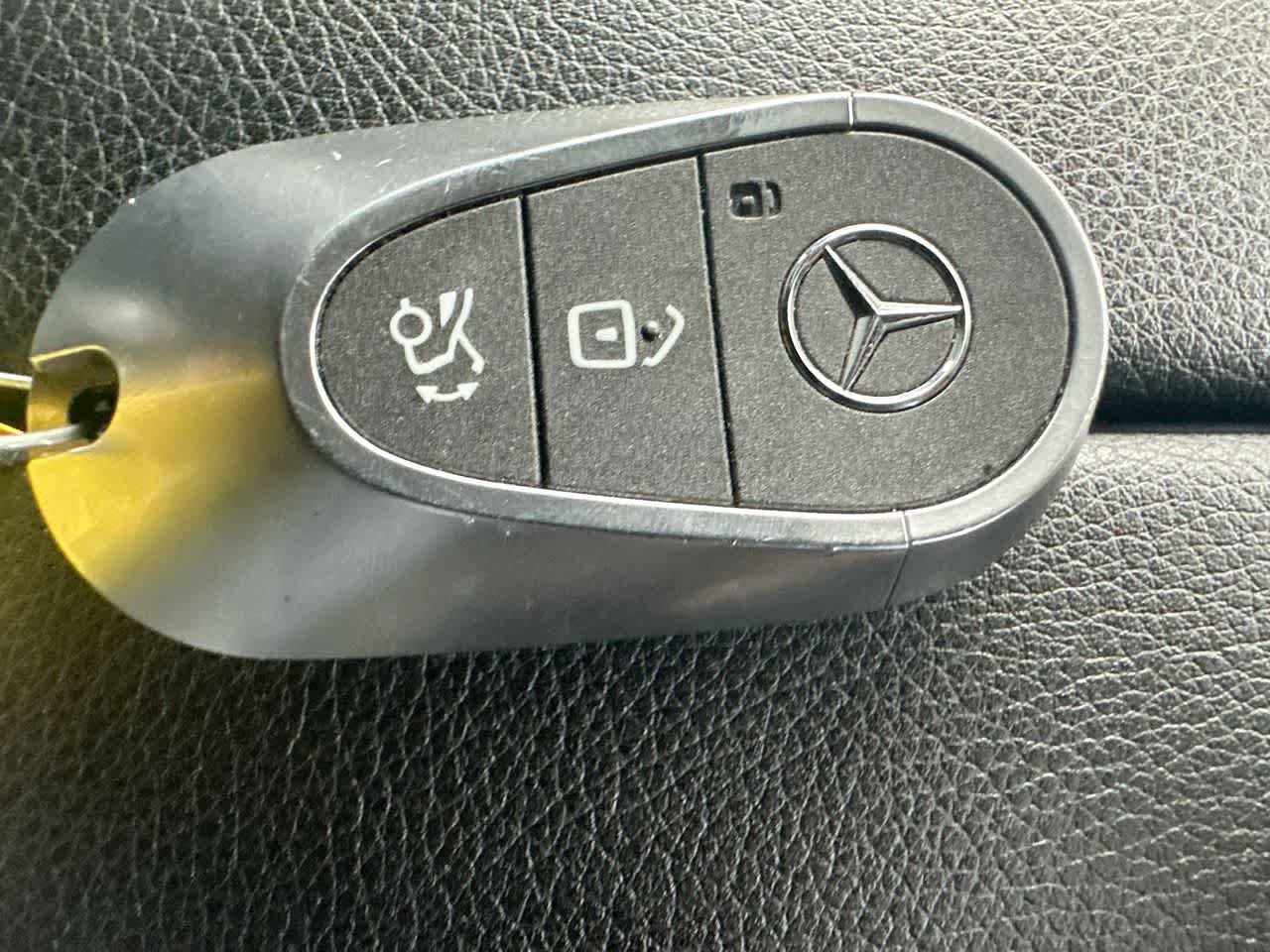 Used 2025 Polar White Mercedes-Benz GLC 300 image 28