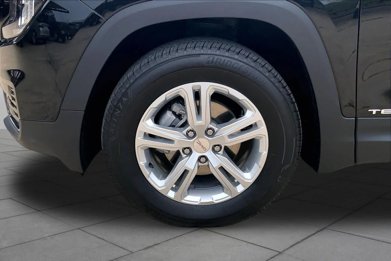 Certified Used 2024 Ebony Twilight Metallic GMC SLE image 11