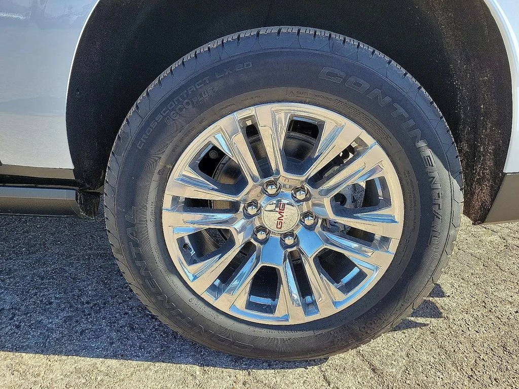 2026 GMC Yukon XL Denali - Photo 10