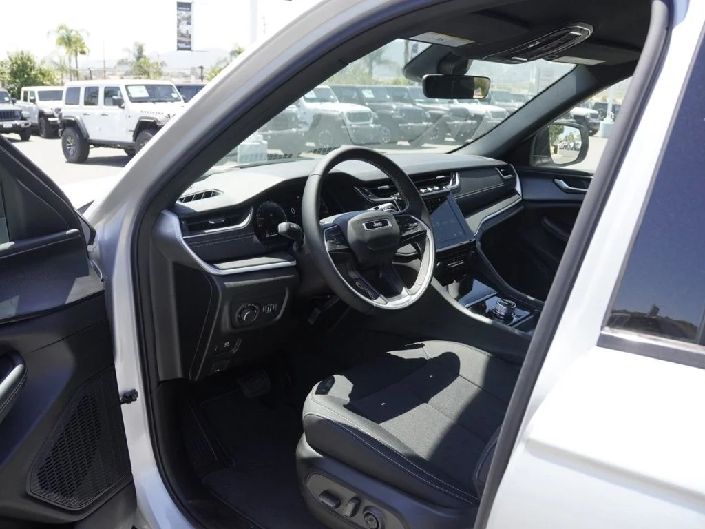 New 2026 Silver Zynith Jeep Laredo image 19