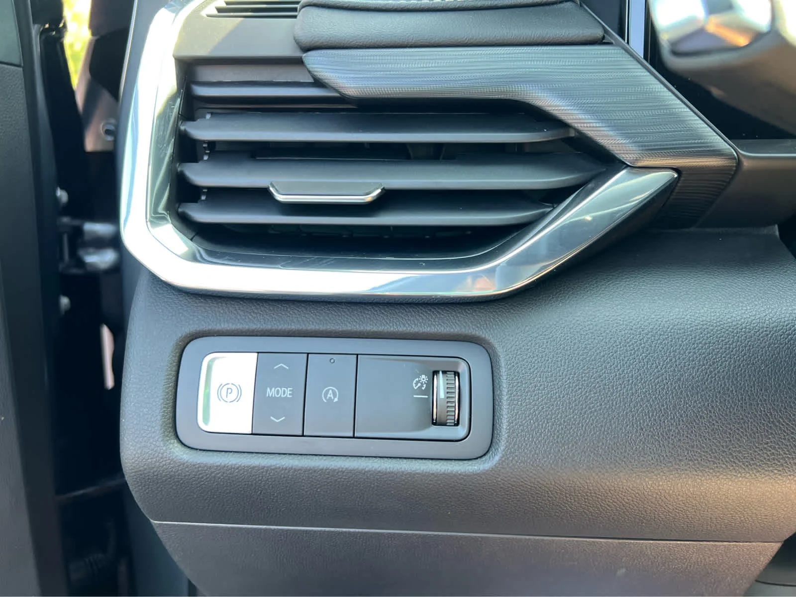 New 2025 Sterling Metallic GMC Elevation image 17
