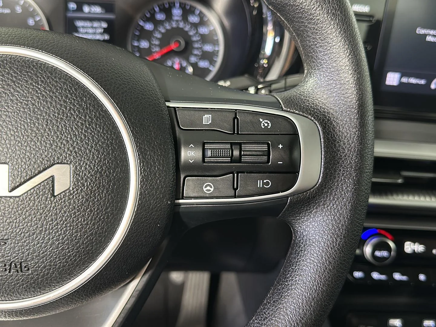 Used 2023 Everlasting Silver Kia LXS image 14