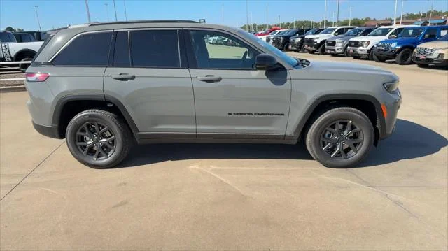 New 2027 Sting-Gray Clear-Coat Paint Jeep Altitude image 2