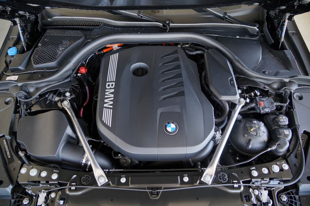 New 2027 Black Sapphire Metallic BMW 550e xDrive image 38