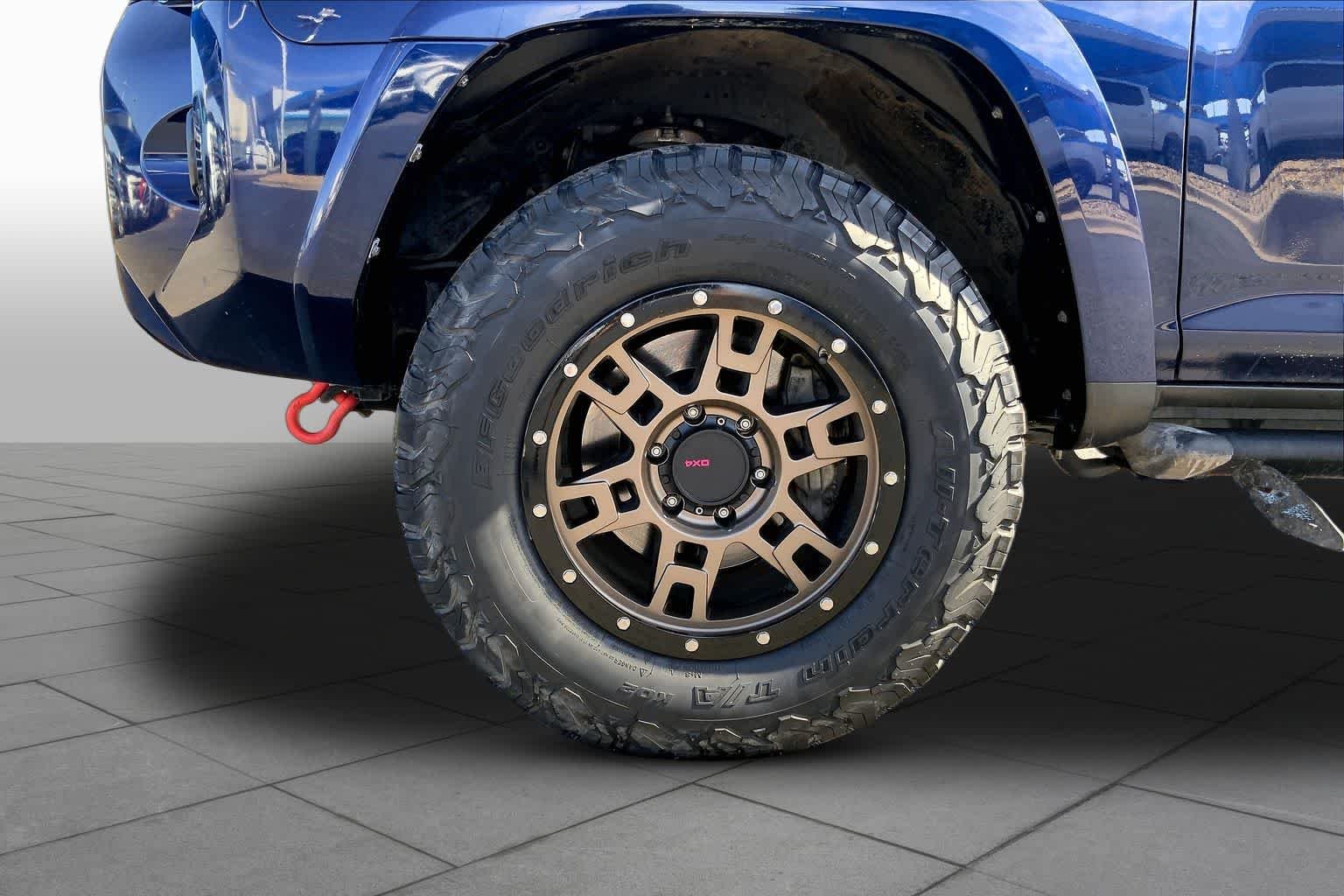 Used 2018 Nautical Blue Metallic Toyota SR5 Premium image 11