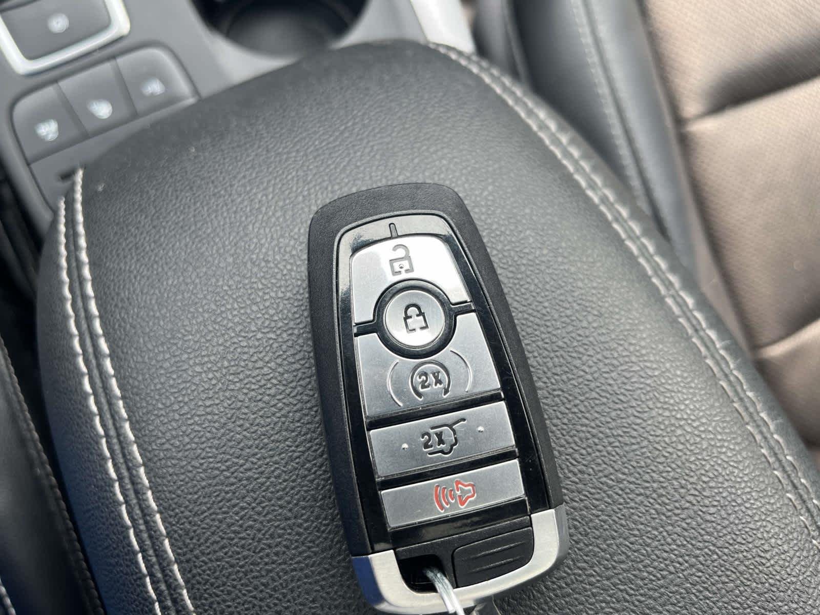 Used 2020  Ford Titanium Hybrid image 4