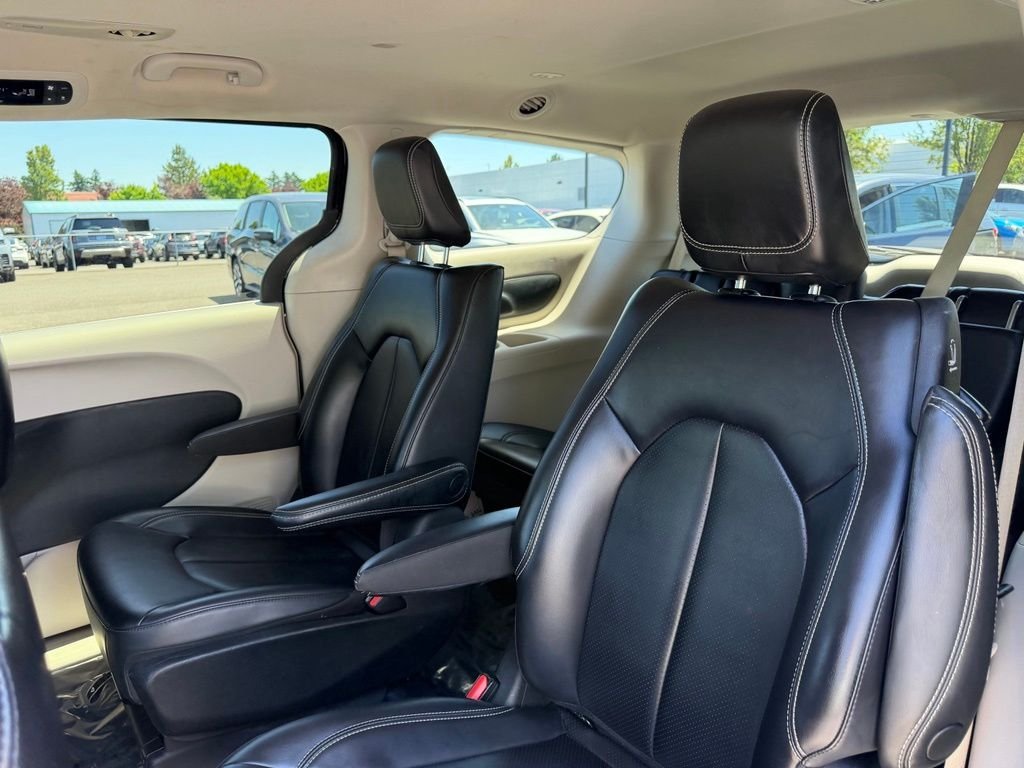Used 2023 Brilliant Black Crystal Pearlcoat Chrysler Touring L image 30