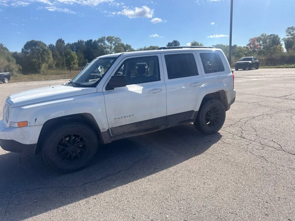 Used 2015 Bright White Clearcoat Jeep Sport image 3