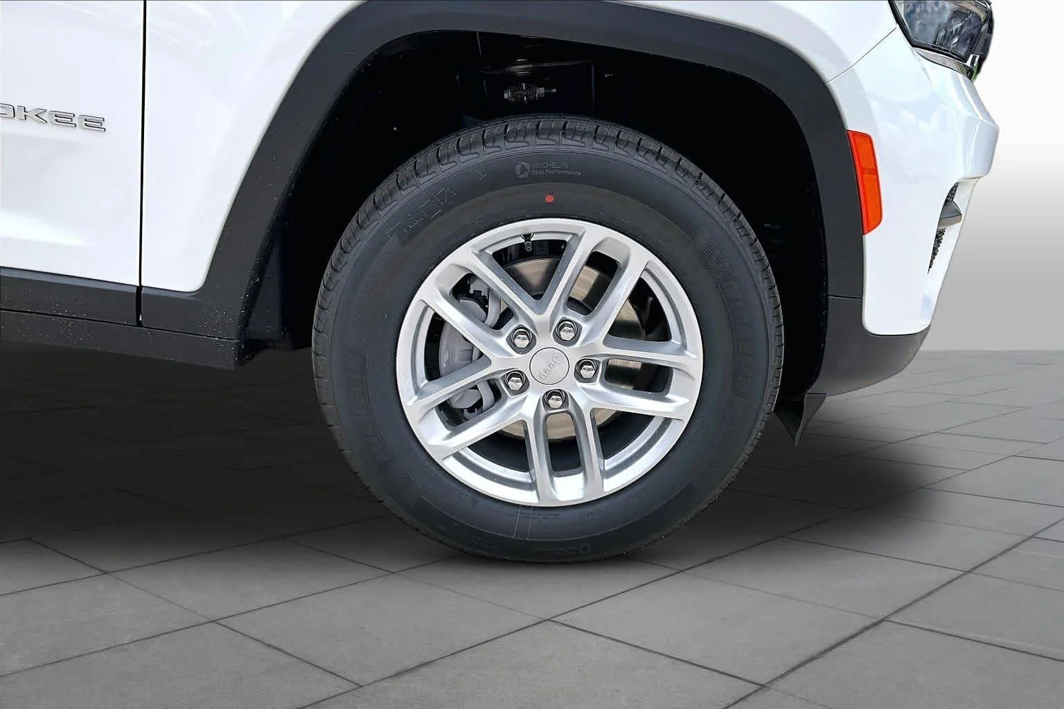 New 2026 Bright White Clear-Coat Exterior Paint Jeep Laredo image 12