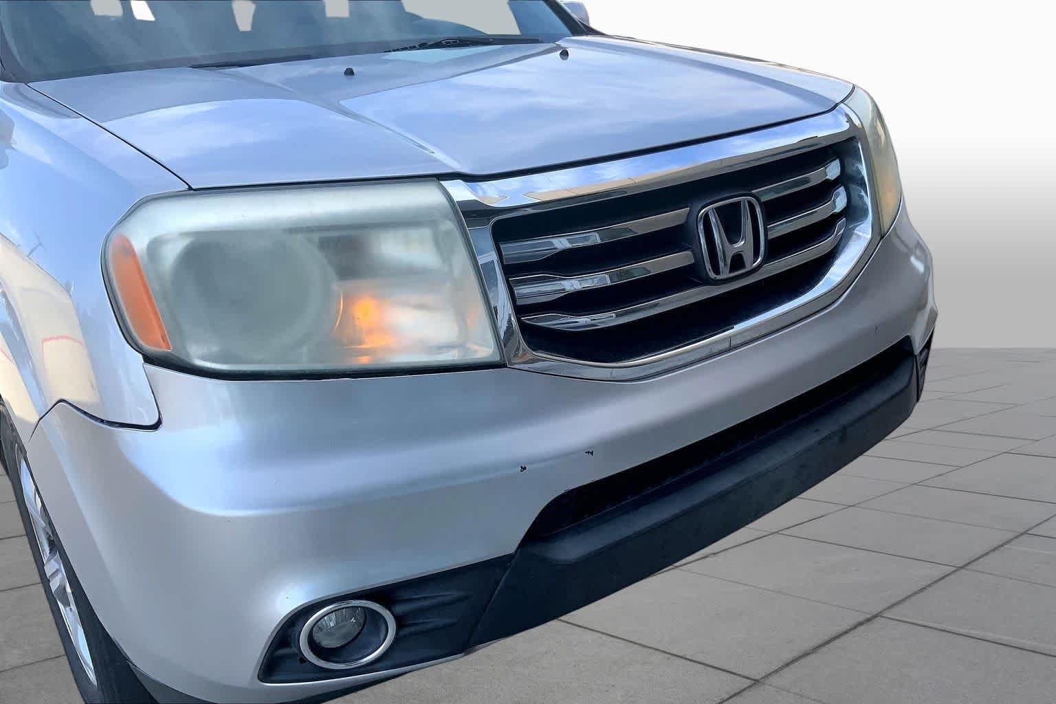 Used 2013 Alabaster Silver Metallic Honda EX-L image 30