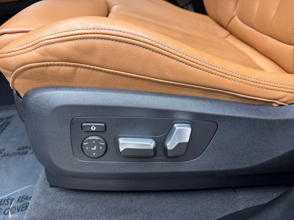 Used 2022 White BMW xDrive40i image 12