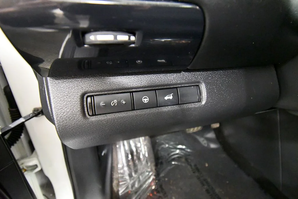 Used 2022 White Nissan SV image 20