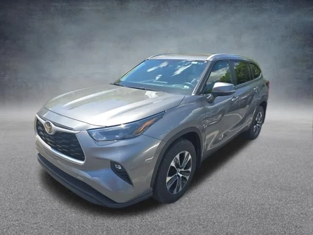 Used 2025  Toyota XLE image 8