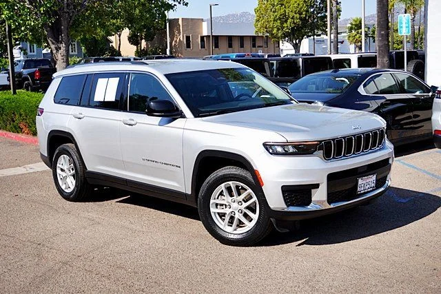 Used 2023 Silver Jeep Laredo image 2