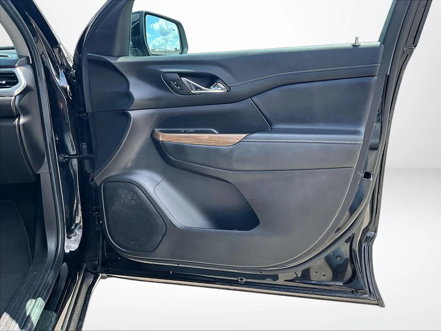 Used 2022 Black GMC SLE image 25