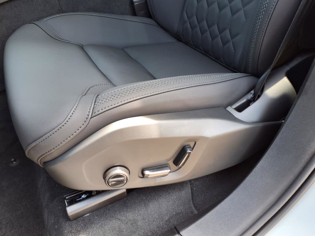 Used 2026 Vapour Grey Metallic Volvo Plus image 15