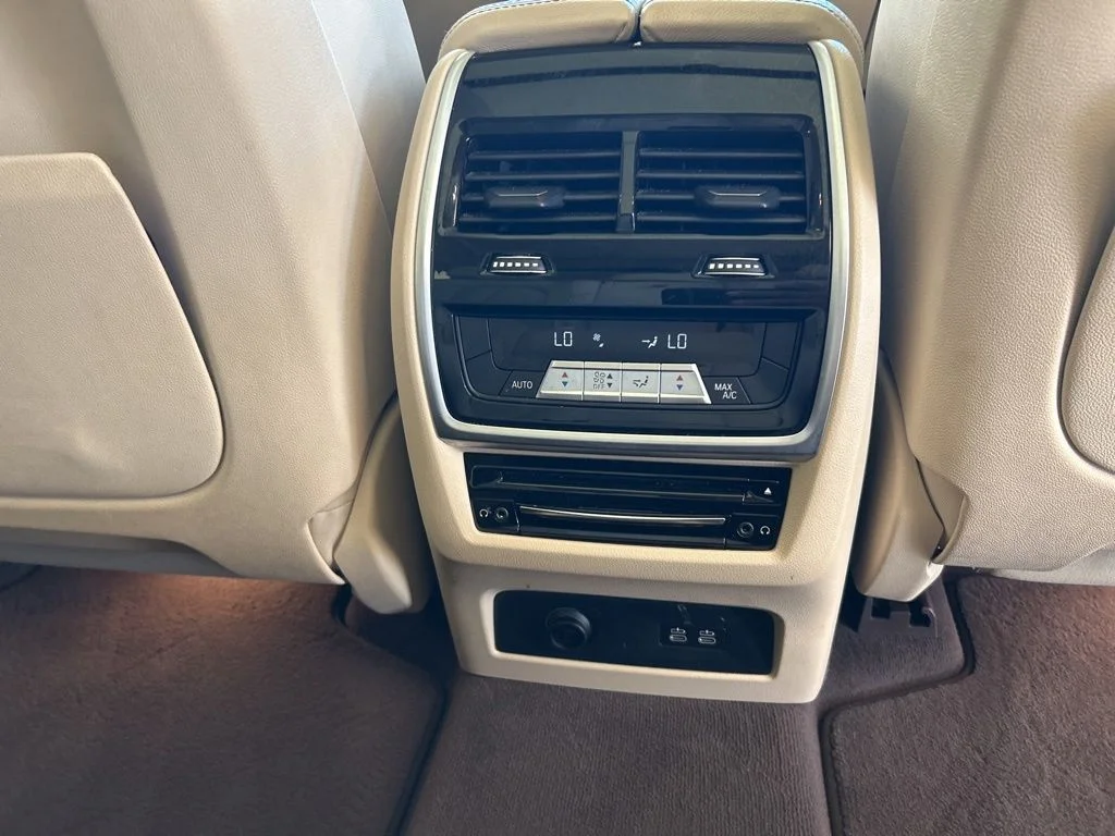 Used 2019 Black BMW xDrive40i image 30