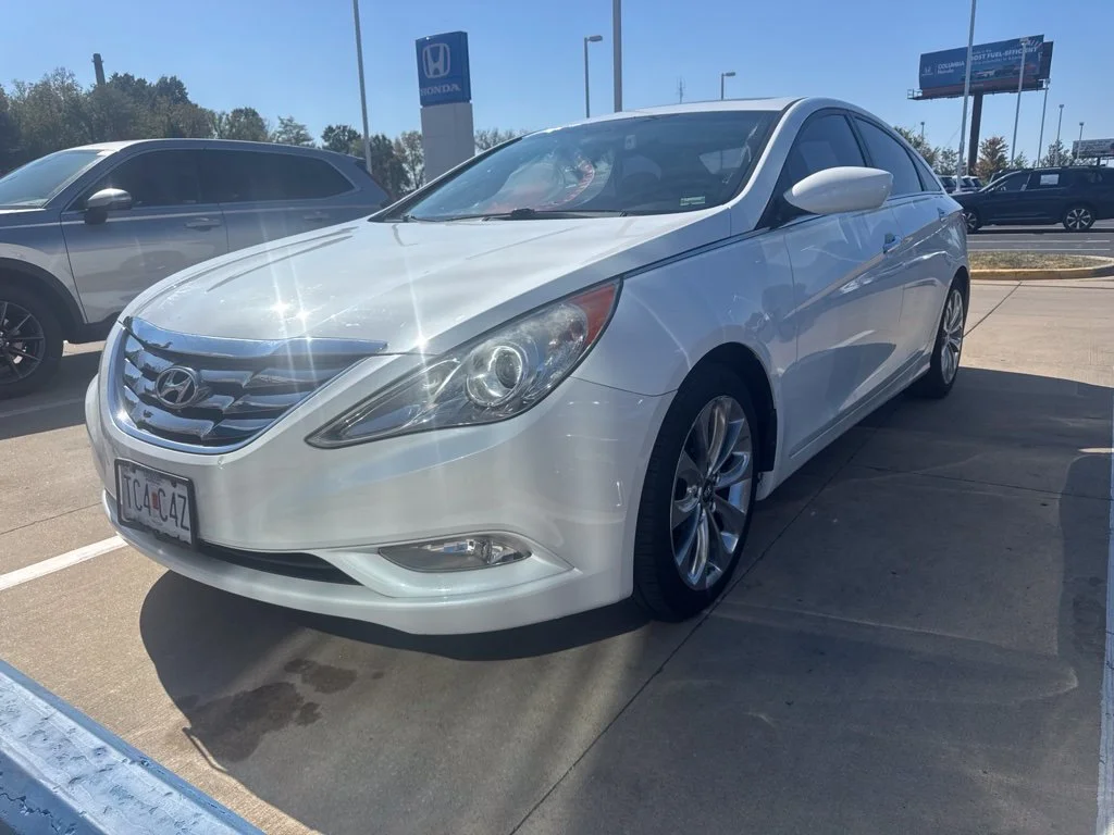Used 2012 White Hyundai SE image 2