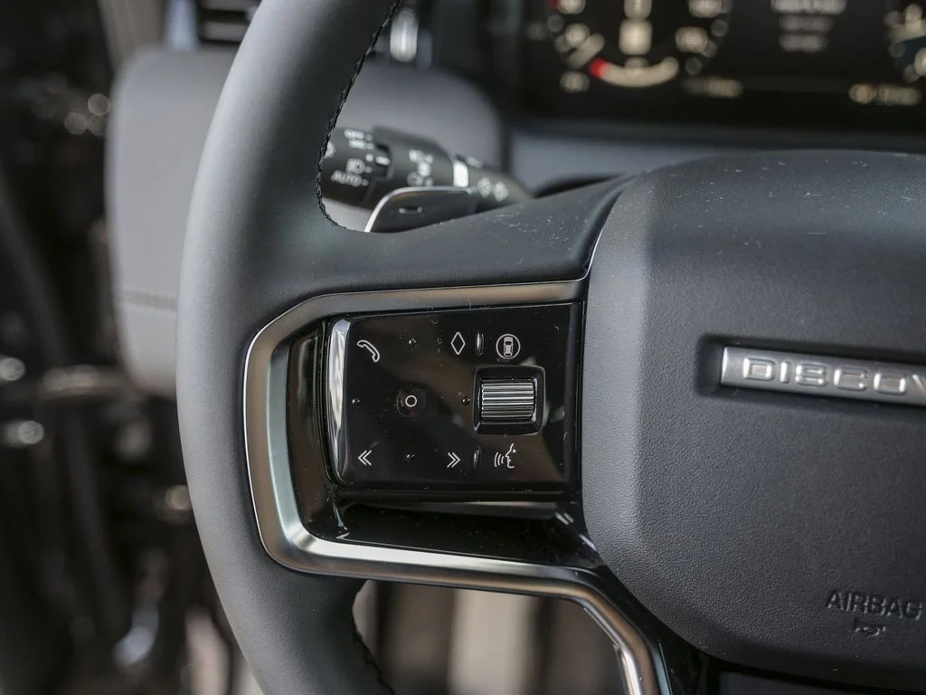 New 2025 Santorini Black Metallic Land Rover SE image 20