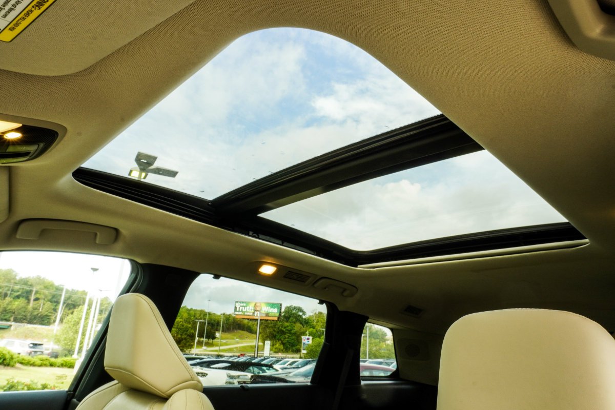 Used 2023 White INFINITI LUXE image 37