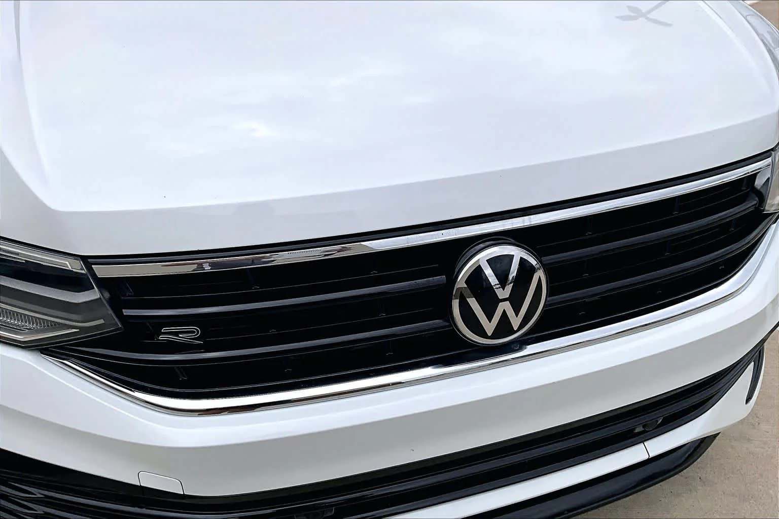 Used 2022 Oryx White Pearl Volkswagen SE R-Line Black image 28