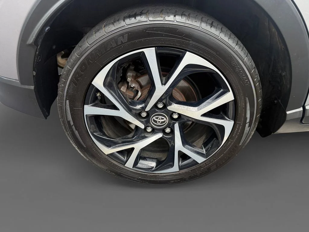 Used 2018 Silver Toyota XLE Premium image 10