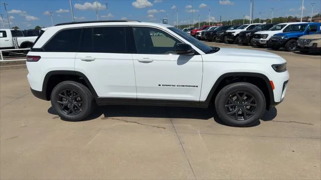 New 2027 Bright White Clear-Coat Paint Jeep Laredo Altitude image 2