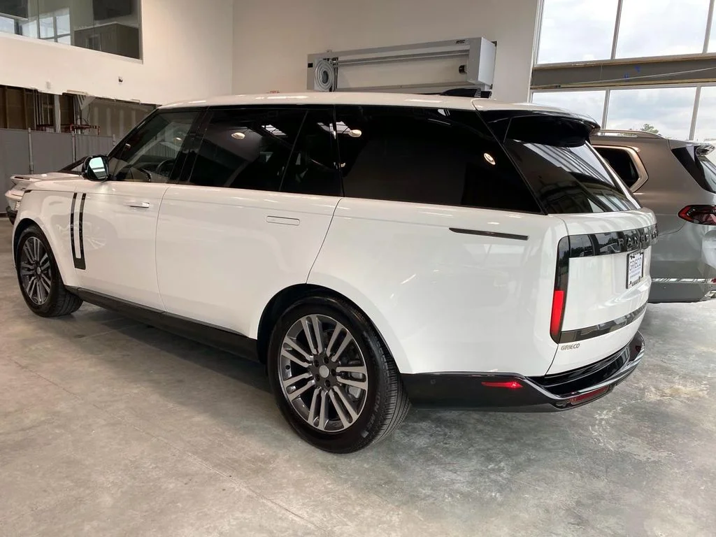 Used 2025  Land Rover SE image 4