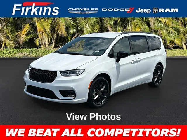 2026 Chrysler Pacifica Select's photo