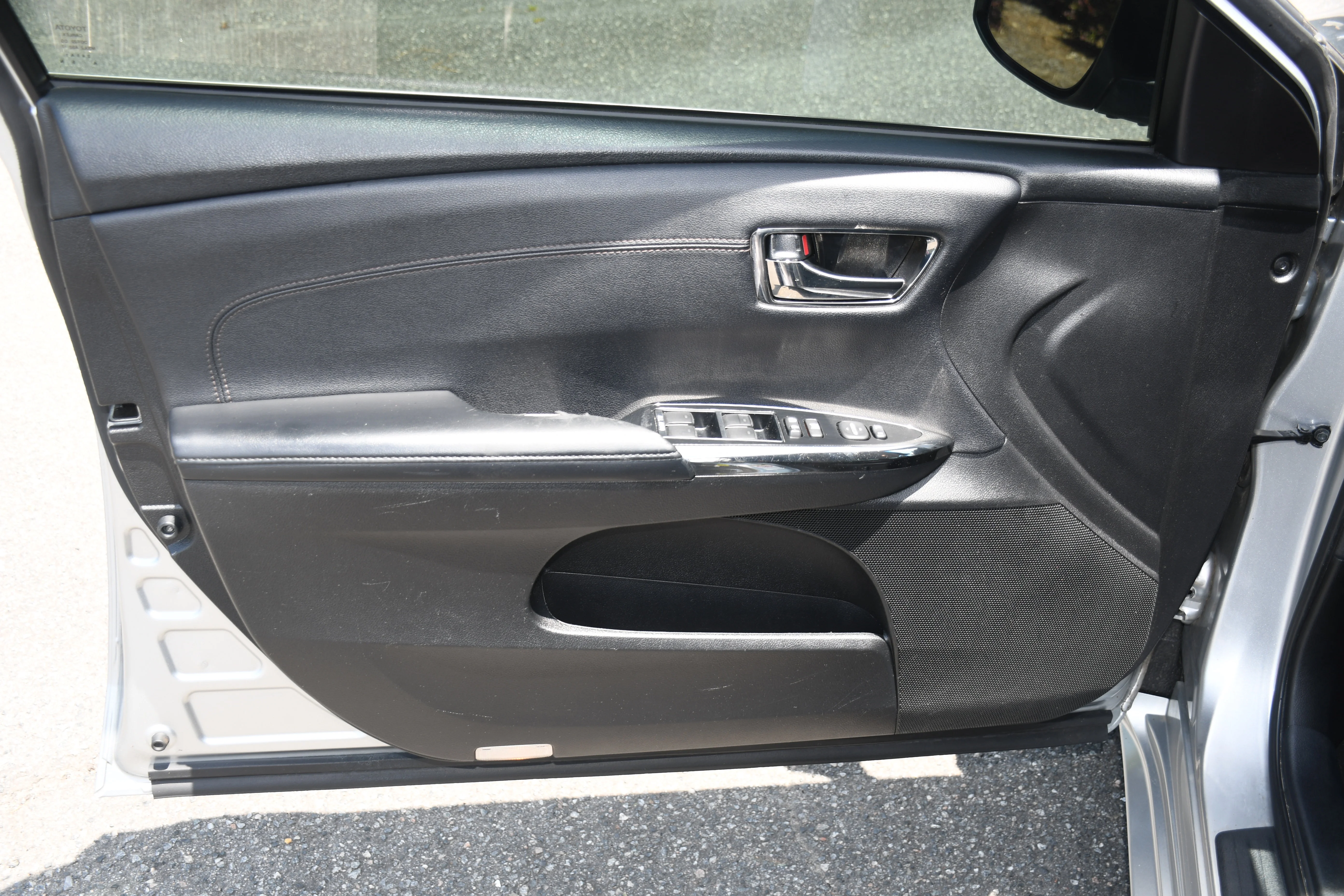 Used 2018 Silver Toyota XLE image 9