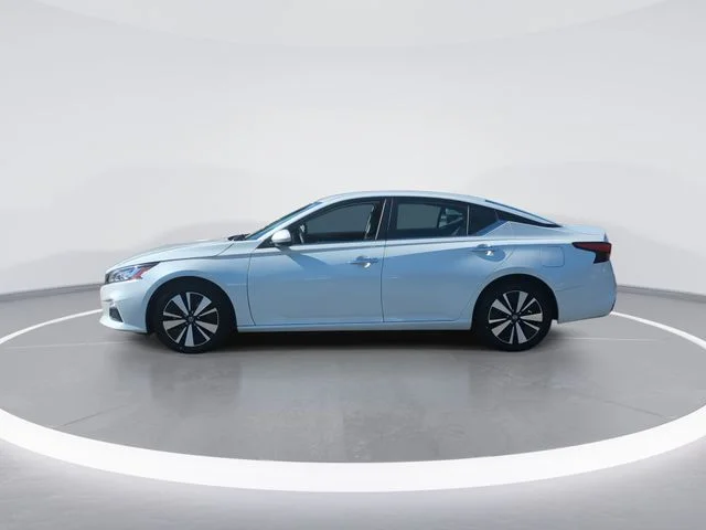 Used 2022 White Nissan 2.5 SV image 5