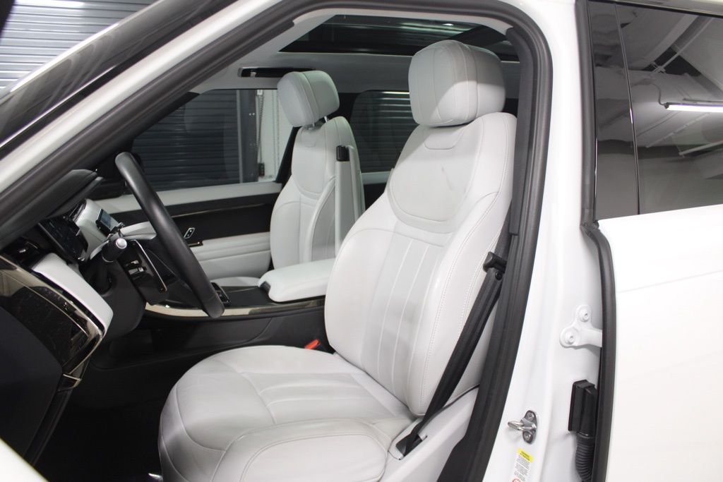 Used 2024  Land Rover SE image 5