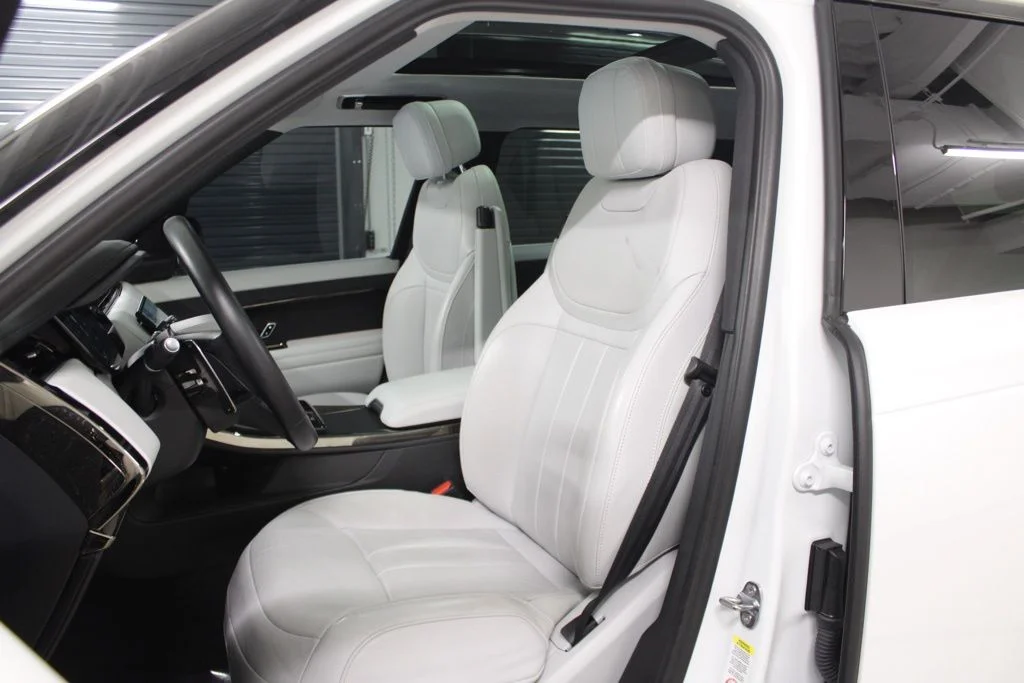 Used 2024 White Land Rover SE image 5